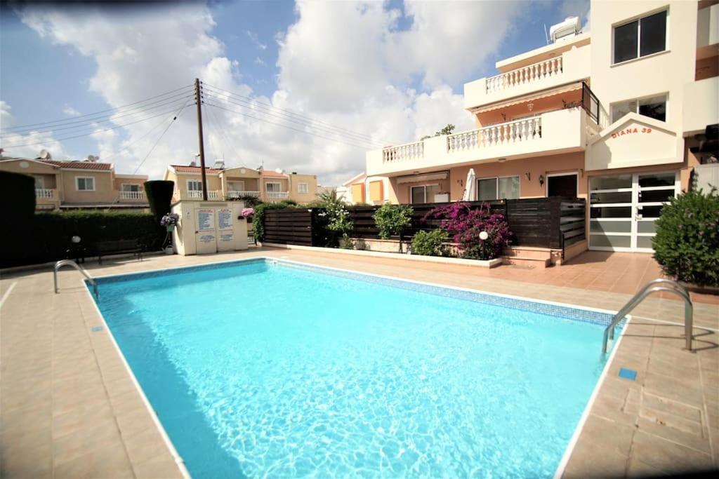 Central Pool-Side 2 Bedroom Apartment In Paphos Exterior foto
