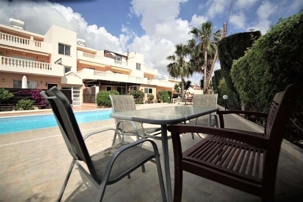 Central Pool-Side 2 Bedroom Apartment In Paphos Exterior foto