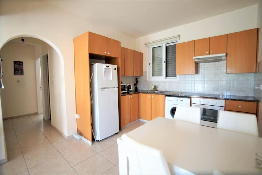 Central Pool-Side 2 Bedroom Apartment In Paphos Exterior foto