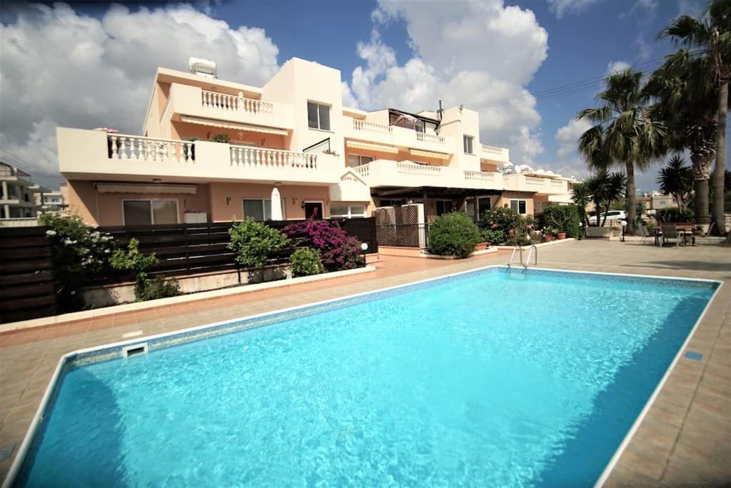 Central Pool-Side 2 Bedroom Apartment In Paphos Exterior foto