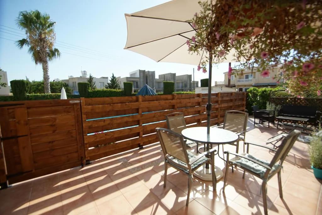 Central Pool-Side 2 Bedroom Apartment In Paphos Exterior foto