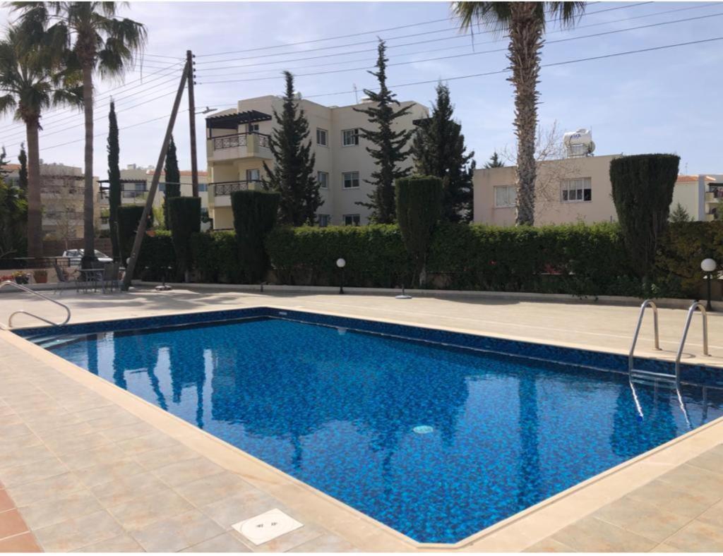 Central Pool-Side 2 Bedroom Apartment In Paphos Exterior foto