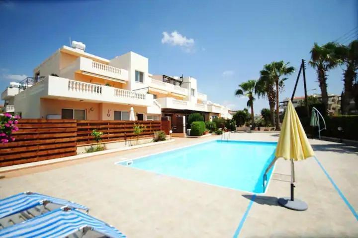 Central Pool-Side 2 Bedroom Apartment In Paphos Exterior foto