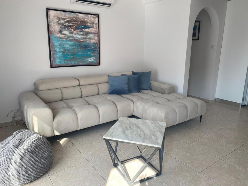 Central Pool-Side 2 Bedroom Apartment In Paphos Exterior foto