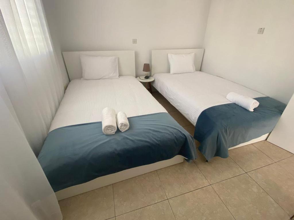 Central Pool-Side 2 Bedroom Apartment In Paphos Exterior foto