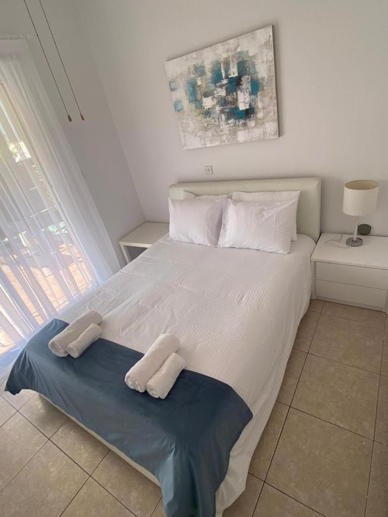Central Pool-Side 2 Bedroom Apartment In Paphos Exterior foto
