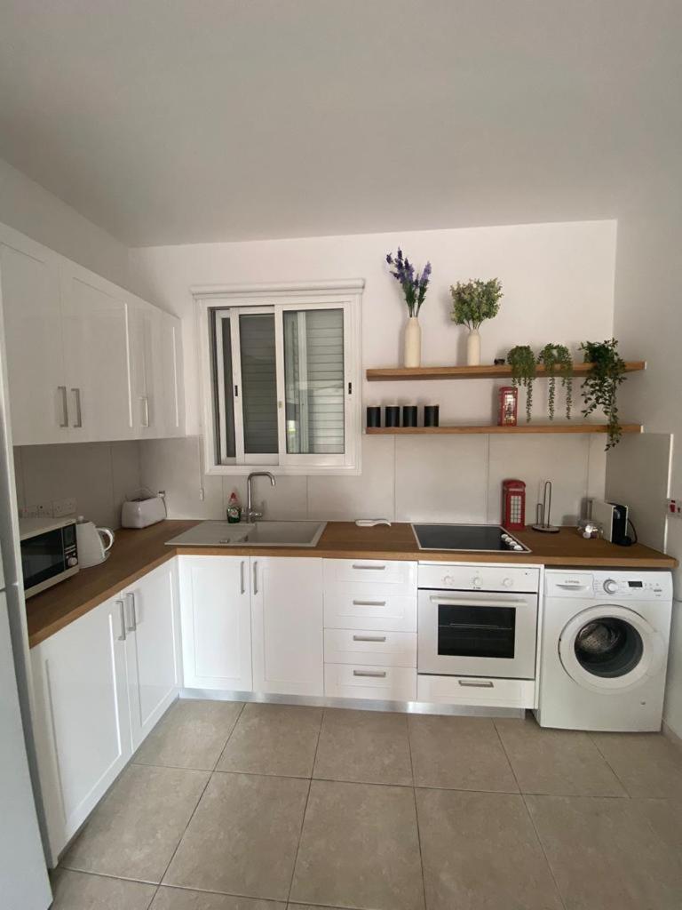 Central Pool-Side 2 Bedroom Apartment In Paphos Exterior foto