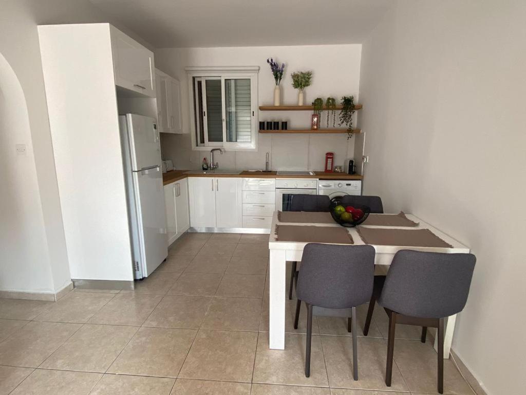 Central Pool-Side 2 Bedroom Apartment In Paphos Exterior foto